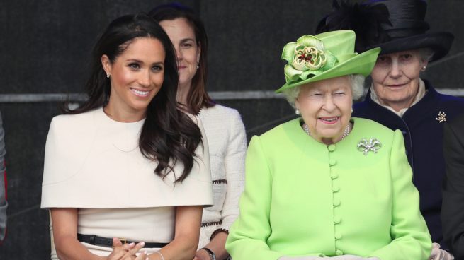 Isabel II y Meghan Markle sonriendo / Gtres