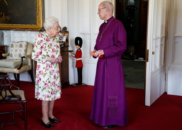 Isabel II hablando con el arzobispo de Canterbury / Gtres