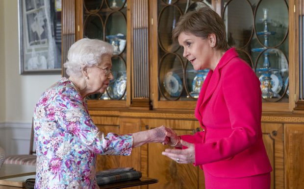 Isabel II conversando con Nicola Sturgeon / Gtres