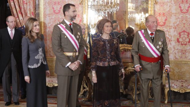 El Rey Felipe, la Reina Letizia, don Juan Carlos y doña Sofía en una imagen de archivo / Gtres