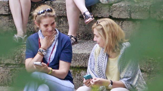 La Infanta Elena junto a su hermana, la Infanta Cristina, en Ginebra / Gtres