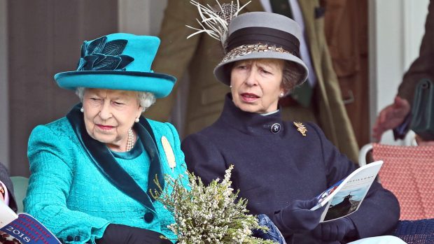 La Reina Isabel II y la princesa Ana en una imagen de archivo en 2018 / Gtres