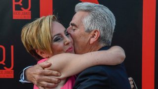 Rocío Carrasco abrazándose con Luis Mario Aparcero / Gtres