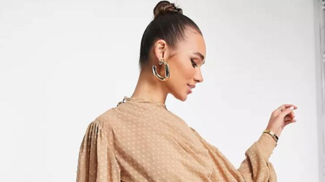 El vestido corto con pliegues de Asos para una cena de otoño