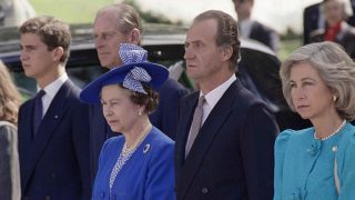 Isabel II y Felipe de Edimburgo con el Rey Juan Carlos y la Reina Sofía en un acto oficial / Gtres