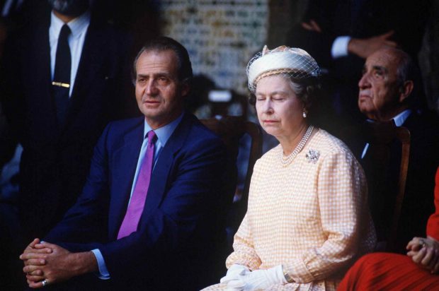 Isabel II y el Rey Juan Carlos en un acto oficial / Gtres