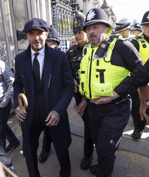 David Beckham hace la cola para entrar en la capilla ardiente de la Reina Isabel II / Gtres