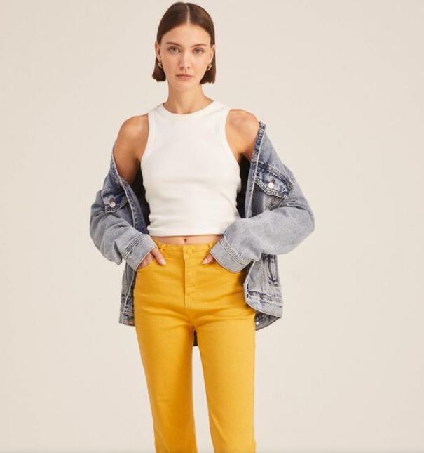Los jeans kick flare de Springfield con el color que llamará la atención en otoño