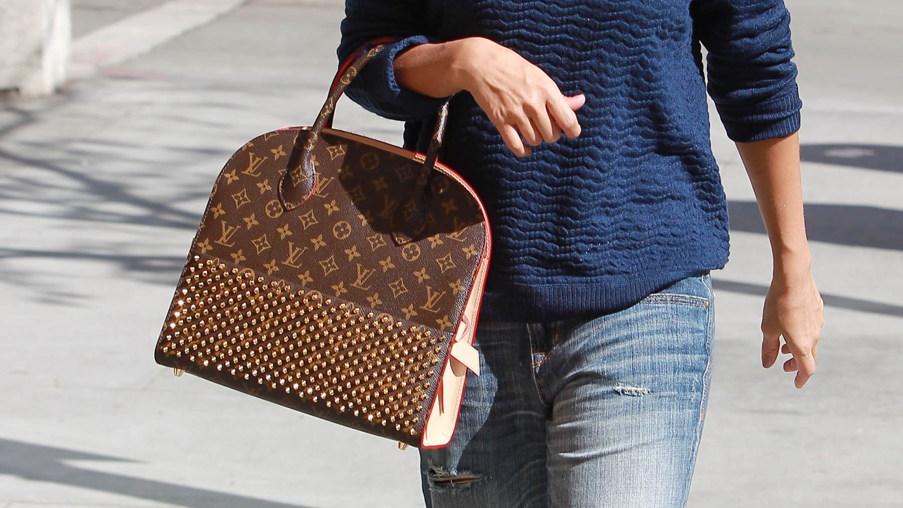 Aburrir Días laborables Extraer El polémico y lujoso bolso para las heces de perro de Louis Vuitton