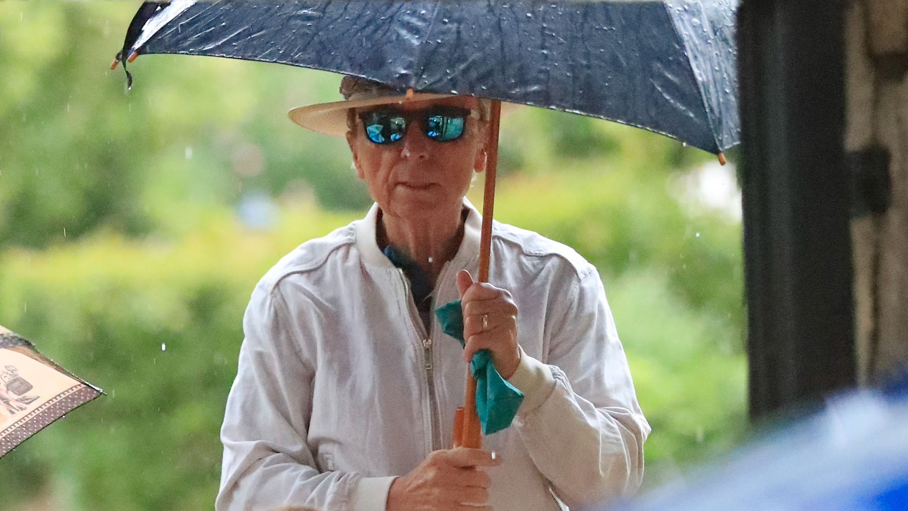 Ortega Cano sujetando un paraguas / Gtres