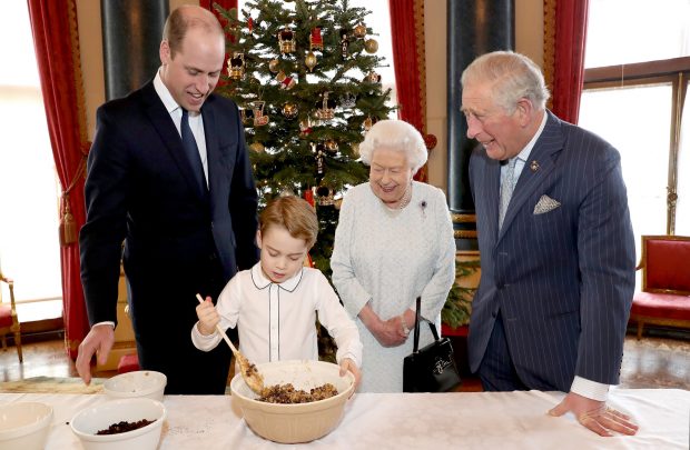 Isabel II cocinando con el príncipe George / Gtres