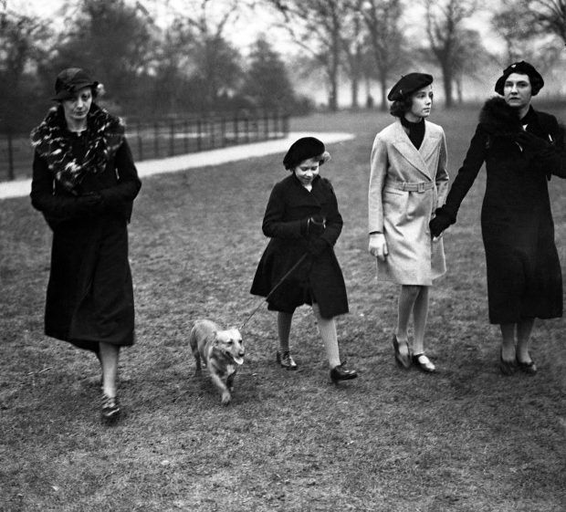 Isabel II y sus Corgi en 1936 / Gtres