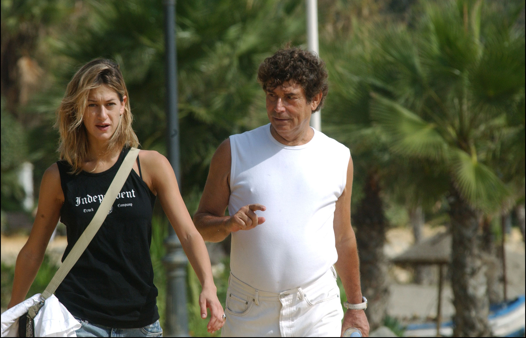 Jesús Quintero y una amiga, paseando por Marbella / Gtres