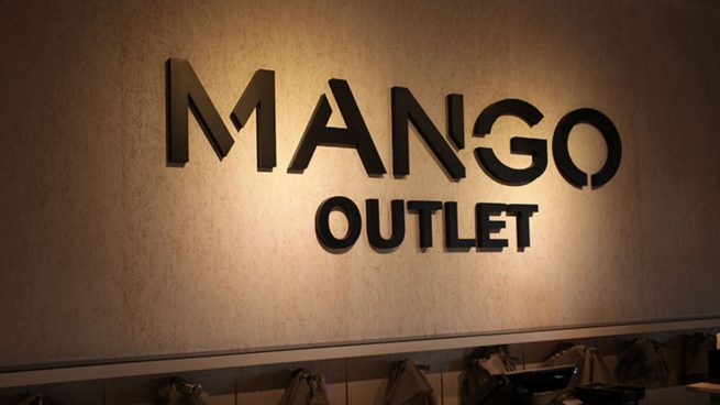 El abrigo oversize de Mango Outlet que queda genial con
