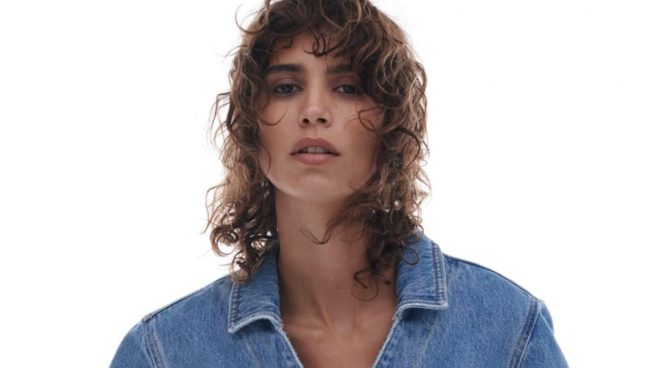 El mono denim de Zara de lo más cómodo y casual de la temporada