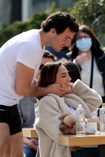 Tamara Falcó e Íñigo Onieva en un bar / Gtres