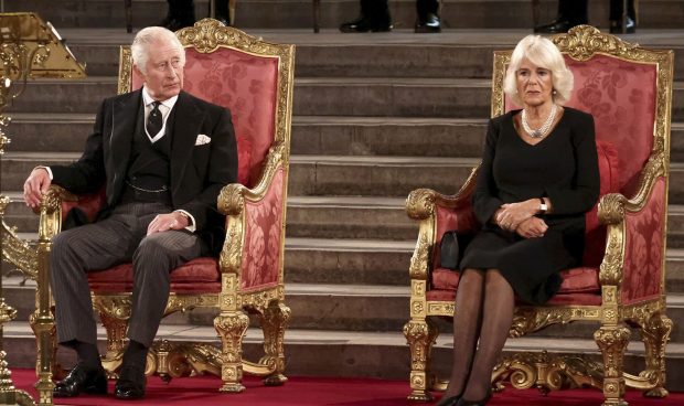 Carlos III y Camila recibiendo condolencias / Gtres