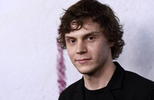 Evan Peters posando para la prensa en un photocall / Gtres