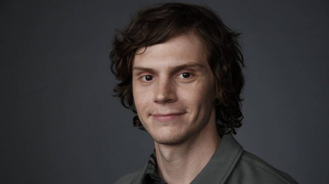 Evan Peters posando para la prensa en un photocall / Gtres