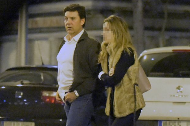 Augusto Algueró paseando con una amiga por Madrid / Gtres