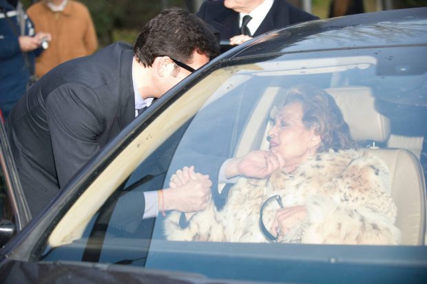 Augusto Algueró con su madre, Carmen Sevilla, en el funeral de su padre / Gtres