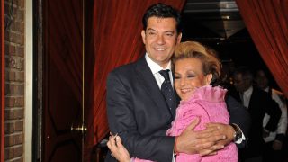 Carmen Sevilla con su hijo, Augusto Algueró, en la celebración de su 80 cumpleaños / Gtres