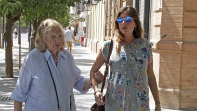 Lourdes Montes y su abuela por las calles de Sevilla / Gtres