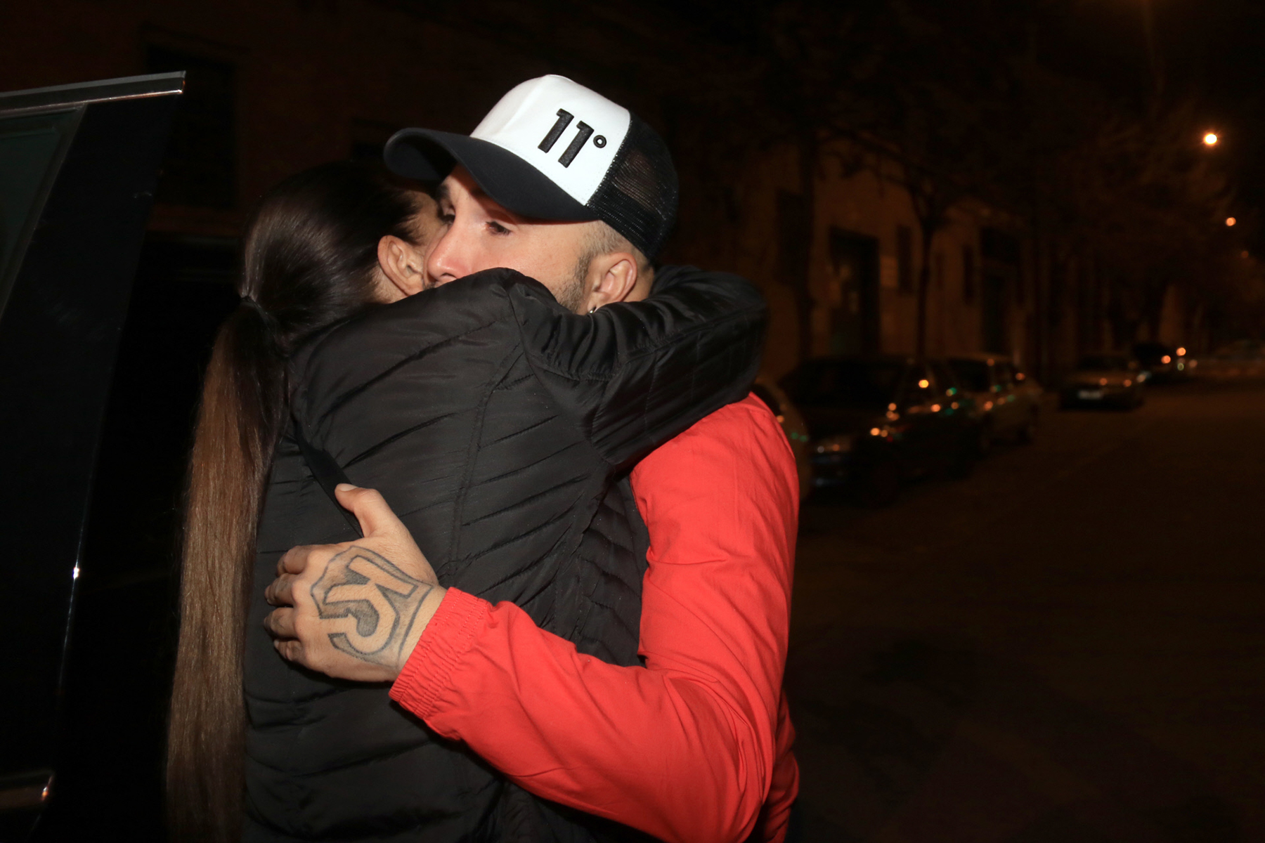 Isabel Pantoja dando un abrazo a Kiko Rivera / Gtres