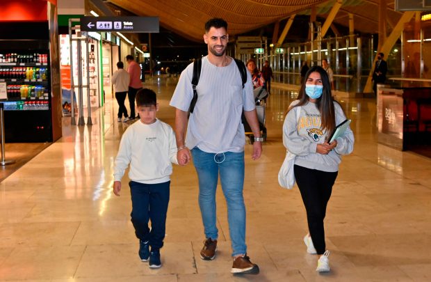 Isa Pantoja, su hijo Alberto y su pareja Asraf Beno, en el aeropuerto / Gre