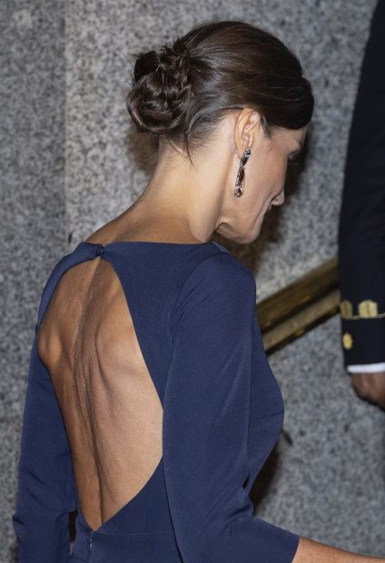 La Reina Letizia mostrando su espalda / Gtres