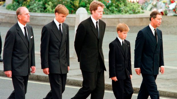 Los príncipes Harry y Guillermo, junto a su padre y abuelo, en el funeral de Lady Di / Gtres