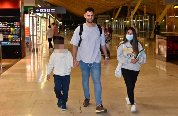 Isa Pantoja con su hijo y Asraf Beno en el aeropuerto / Gtres