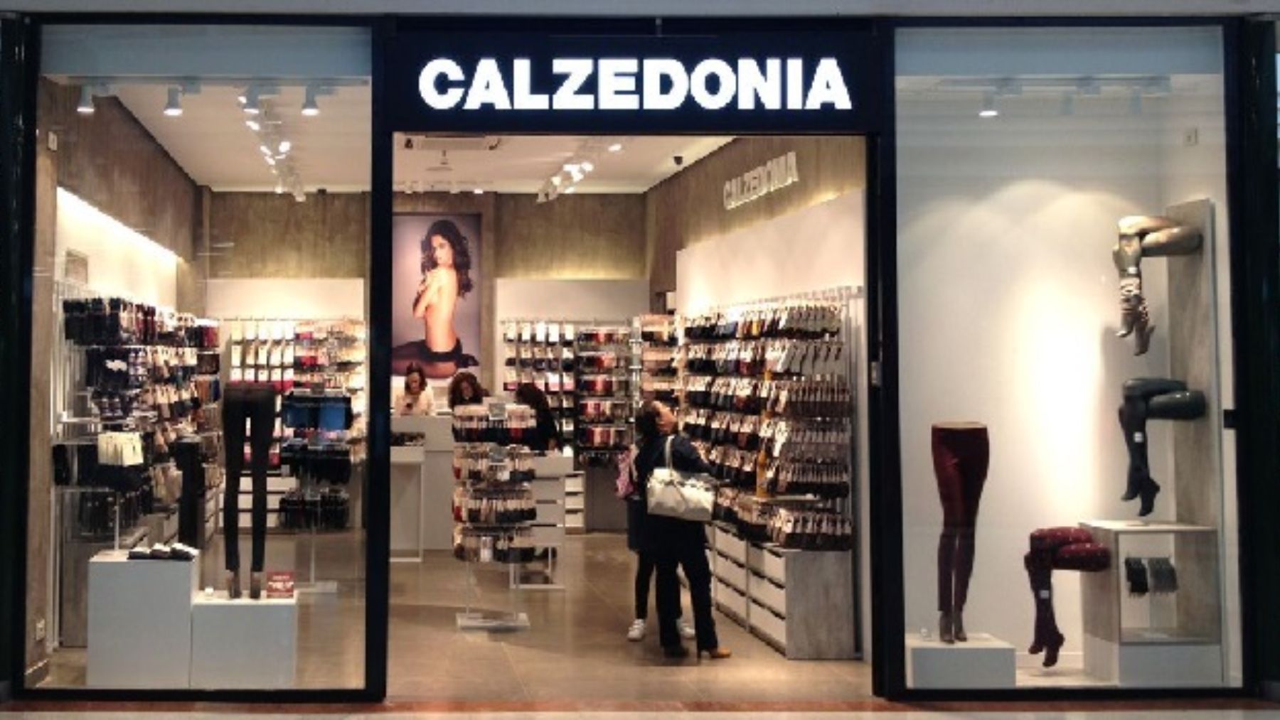 Las medias que han roto Instagram (y han enamorado a todas las INFLUENCERS)  son las de la colección de LA VECINA RUBIA para Calzedonia