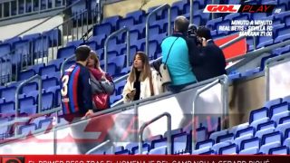Clara Chía y Gerard Piqué en el Camp Nou. / Gol TV