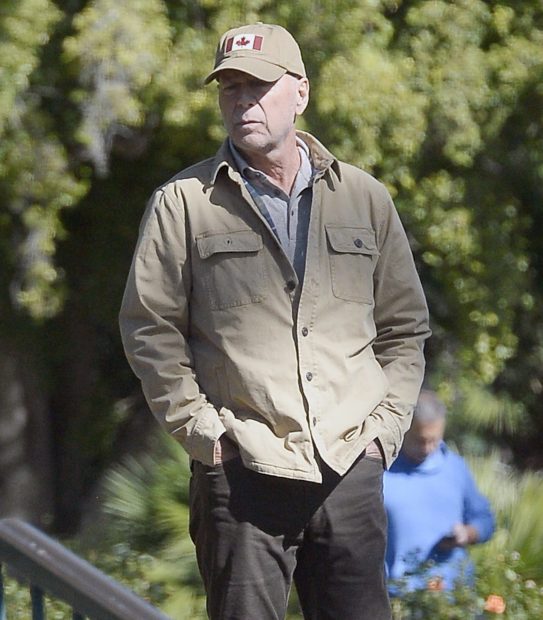 Bruce Willis paseando por Los Ángeles / Gtres