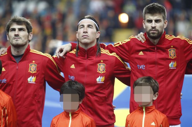 Iker Casillas y Gerard Piqué en el campo / Gtres