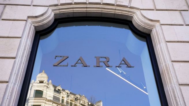 El vestido de punto de Zara que te abrigará este invierno por menos de 30€