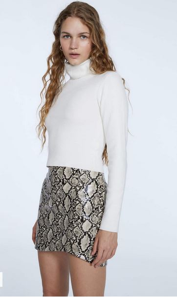 This Stradivarius mini skirt with a curved effect will define your figure at Christmas dinner