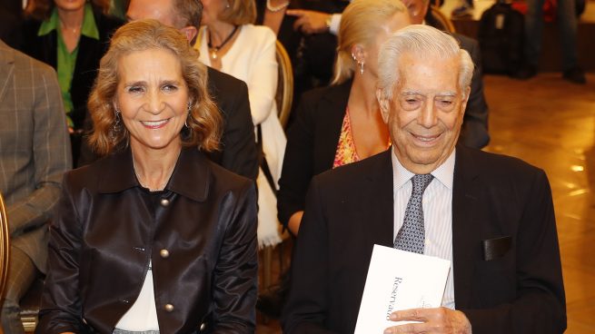 La Infanta Elena con Mario Vargas Llosa en un evento / Gtres