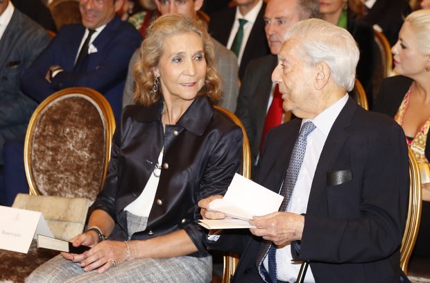 La Infanta Elena con Mario Vargas Llosa en un evento / Gtres