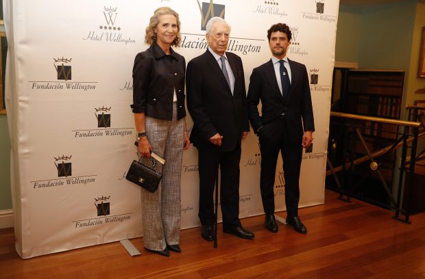 La Infanta Elena con Mario Vargas Llosa y Miguel Abellán en un evento / Gtres