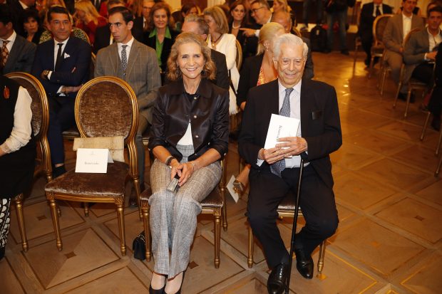 La Infanta Elena con Mario Vargas Llosa en un evento / Gtres