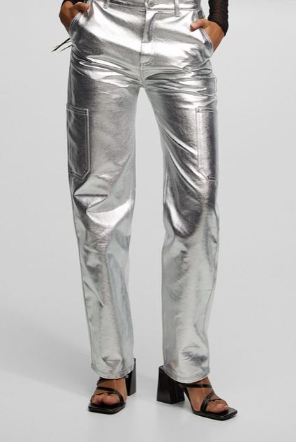New from Pull&Bear: metallic cargo pants that stylize all bodies