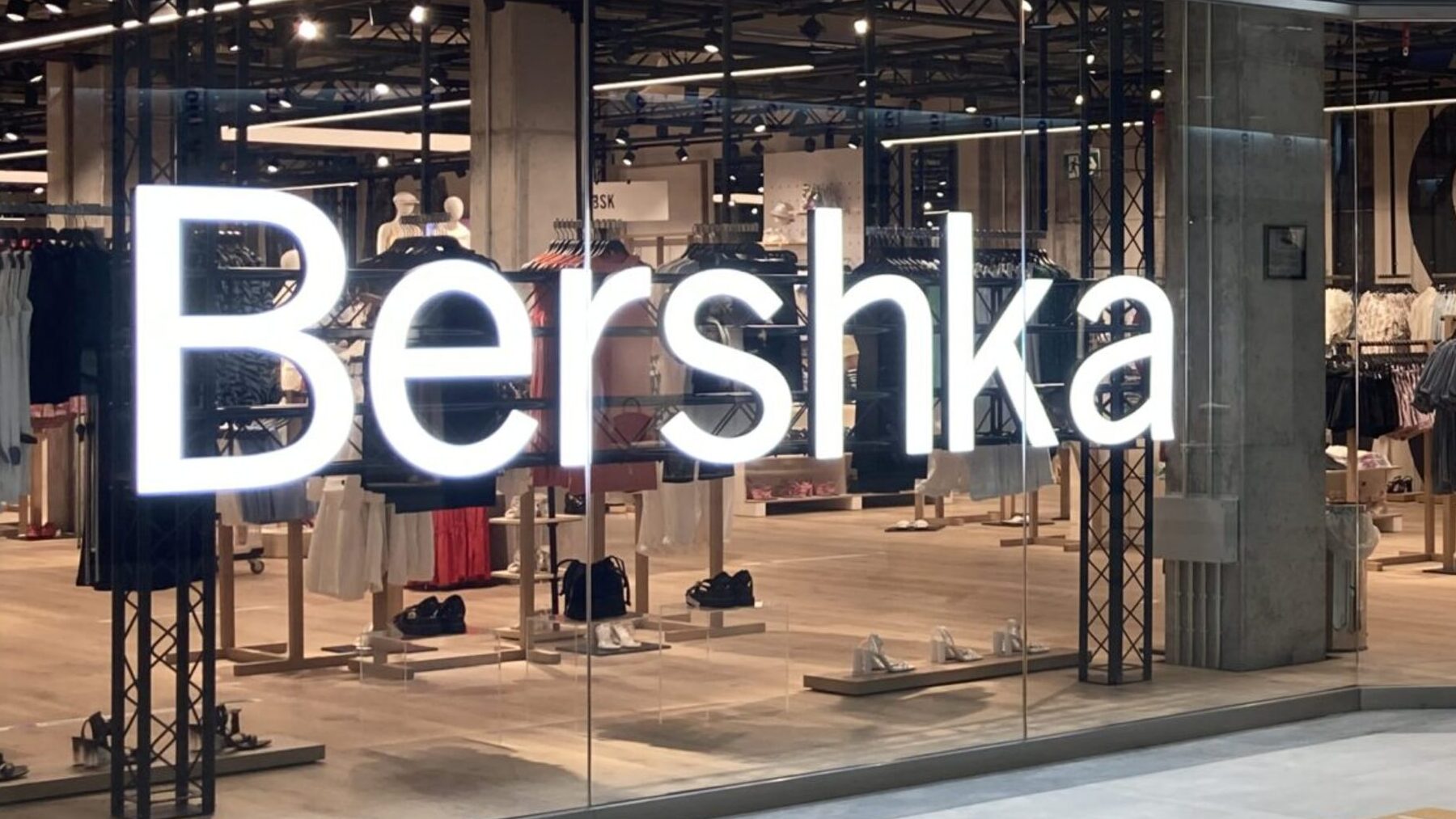 Fiebre por el abrigo Bershka que está en tres colores: y abrigado