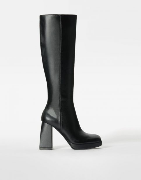 Botas altas en color negro / Bershka