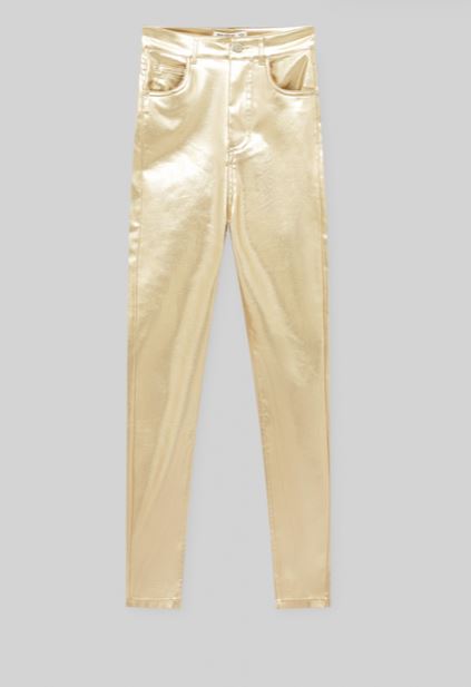 El pantalón metalizado y diferente lo tiene Pull&Bear: el efecto dorado que hará de outfit un look especial