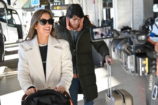 María Pombo y Pablo Castellano en el aeropuerto de Madrid / Gtres