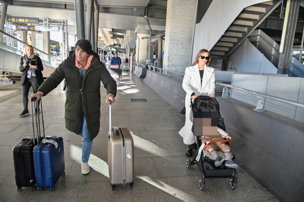 María Pombo y Pablo Castellano en el aeropuerto de Madrid / Gtres