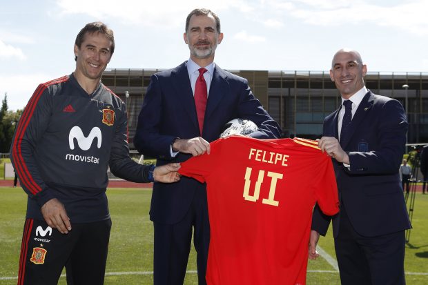 Felipe VI recibiendo la camiseta de la Selección Española / Gtres