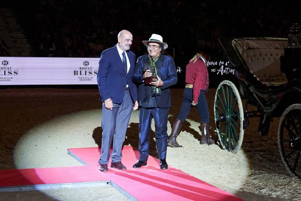 Al Bano recogiendo un premio en Sevilla / Gtres